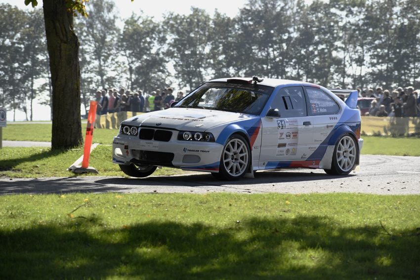 John Frederiksen og Thomas Holm Hansen i deres BMW Compact i årets femte og næstsidste DM-rally
(Foto: Morten Dam - autoMOTIV/specialpress)